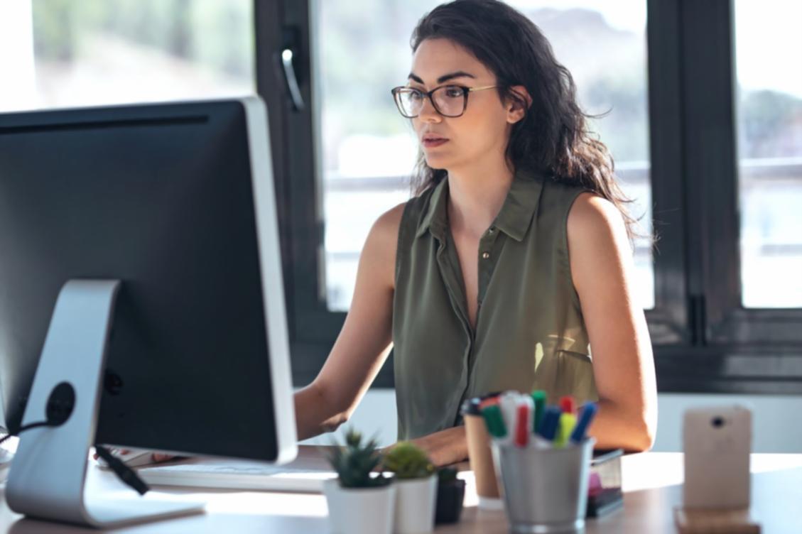 Students collaborating on crowdfunding campaign strategies during learning session